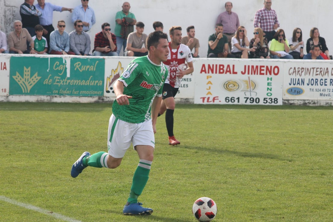Imágenes del encuentro de la 33ª jornada de liga de la Tercera División disputado en el Municipal de San Roque y que finalizó con 2-1 (14-04-2019)