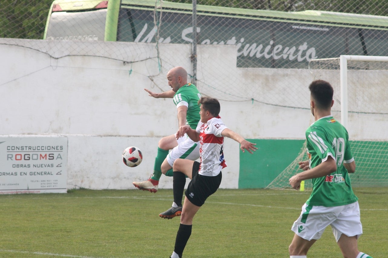 Imágenes del encuentro de la 33ª jornada de liga de la Tercera División disputado en el Municipal de San Roque y que finalizó con 2-1 (14-04-2019)