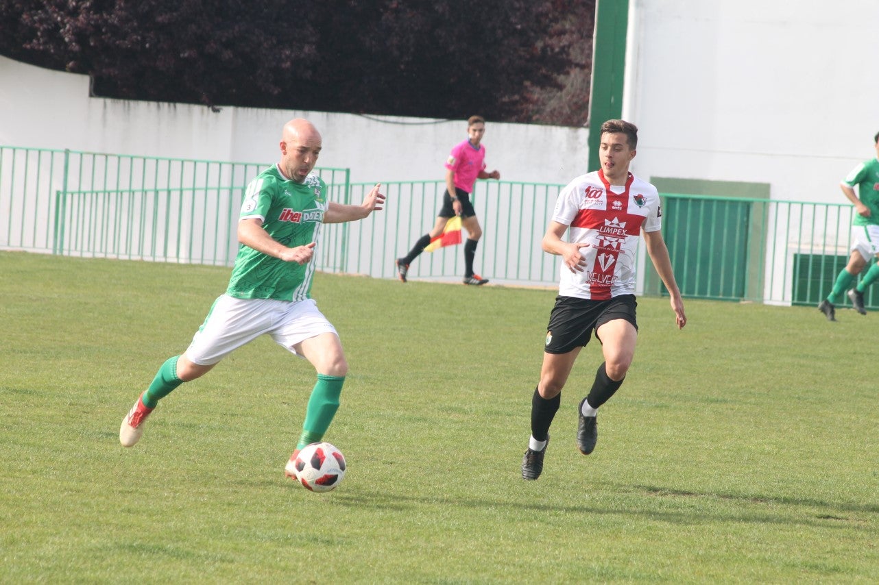 Imágenes del encuentro de la 33ª jornada de liga de la Tercera División disputado en el Municipal de San Roque y que finalizó con 2-1 (14-04-2019)