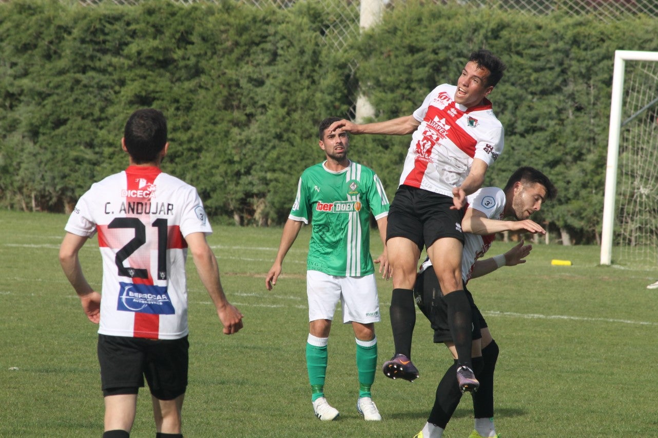 Imágenes del encuentro de la 33ª jornada de liga de la Tercera División disputado en el Municipal de San Roque y que finalizó con 2-1 (14-04-2019)