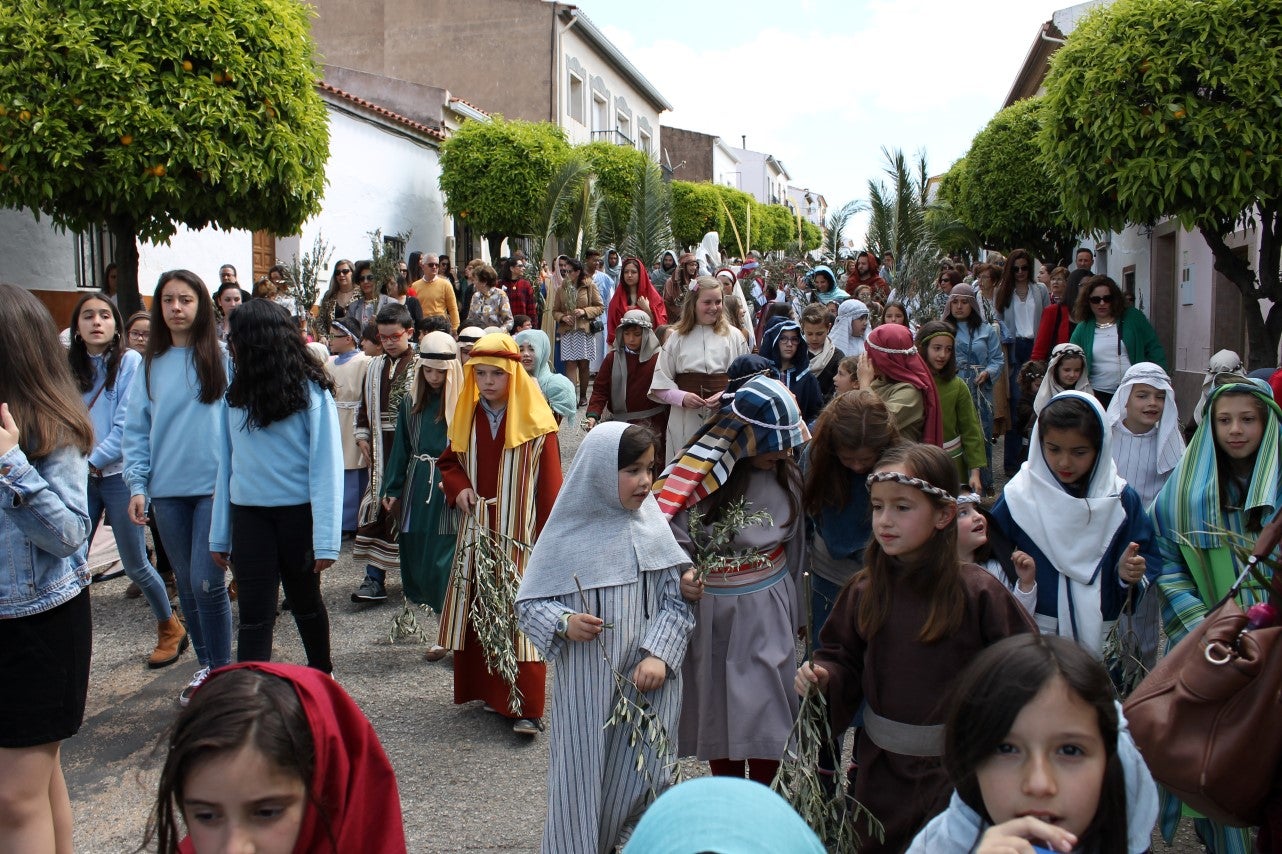 Algunas imágenes del Domingo de Ramos con la procesión de la Burrita como protagonista en el inicio de la Semana Santa en Valverde de Leganés (14-04-2019)