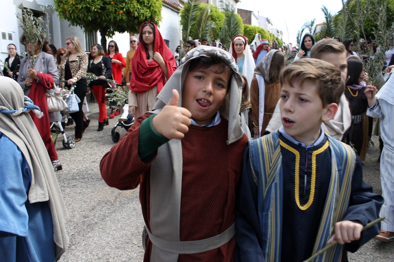 Algunas imágenes del Domingo de Ramos con la procesión de la Burrita como protagonista en el inicio de la Semana Santa en Valverde de Leganés (14-04-2019)