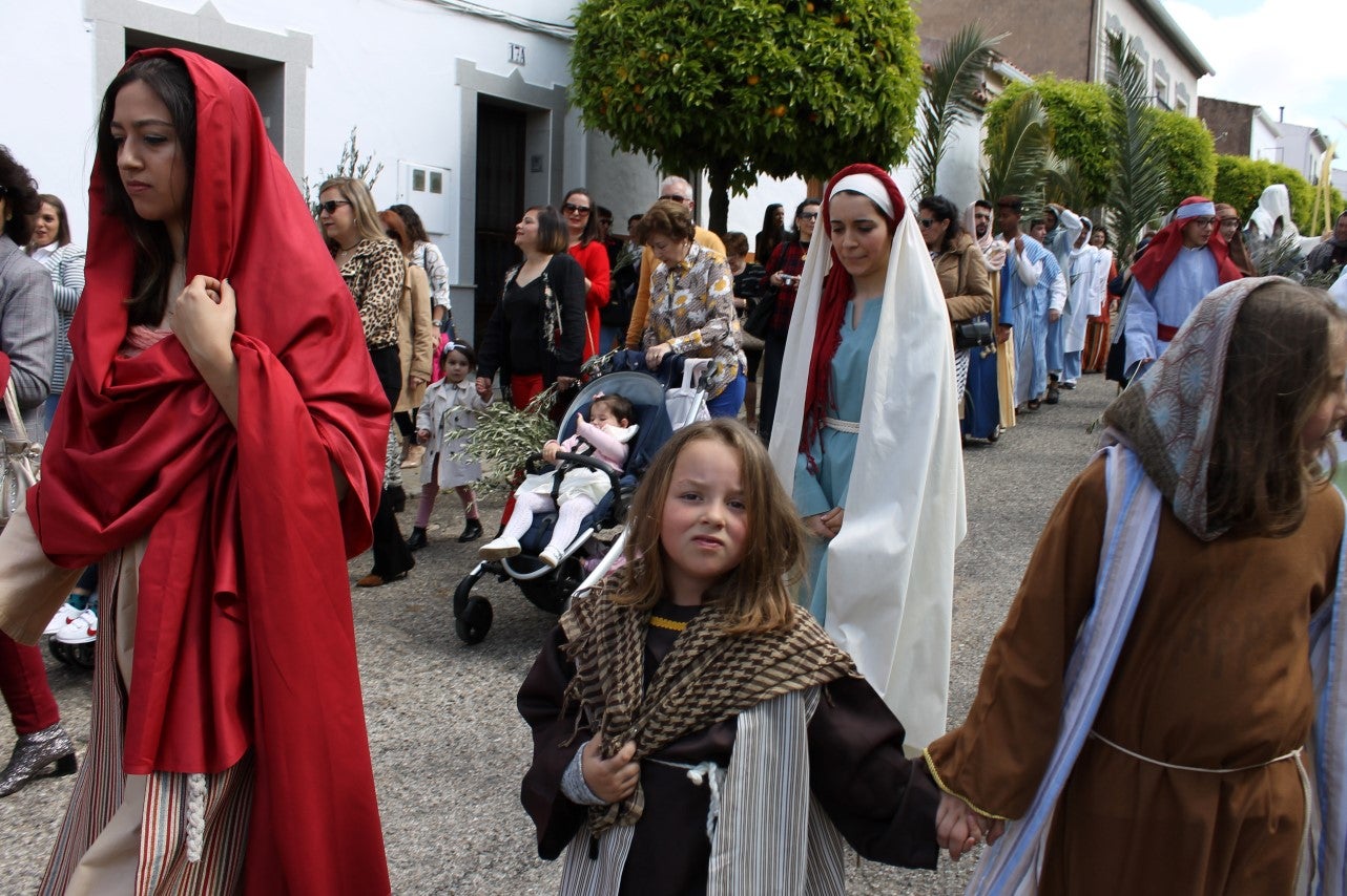 Algunas imágenes del Domingo de Ramos con la procesión de la Burrita como protagonista en el inicio de la Semana Santa en Valverde de Leganés (14-04-2019)