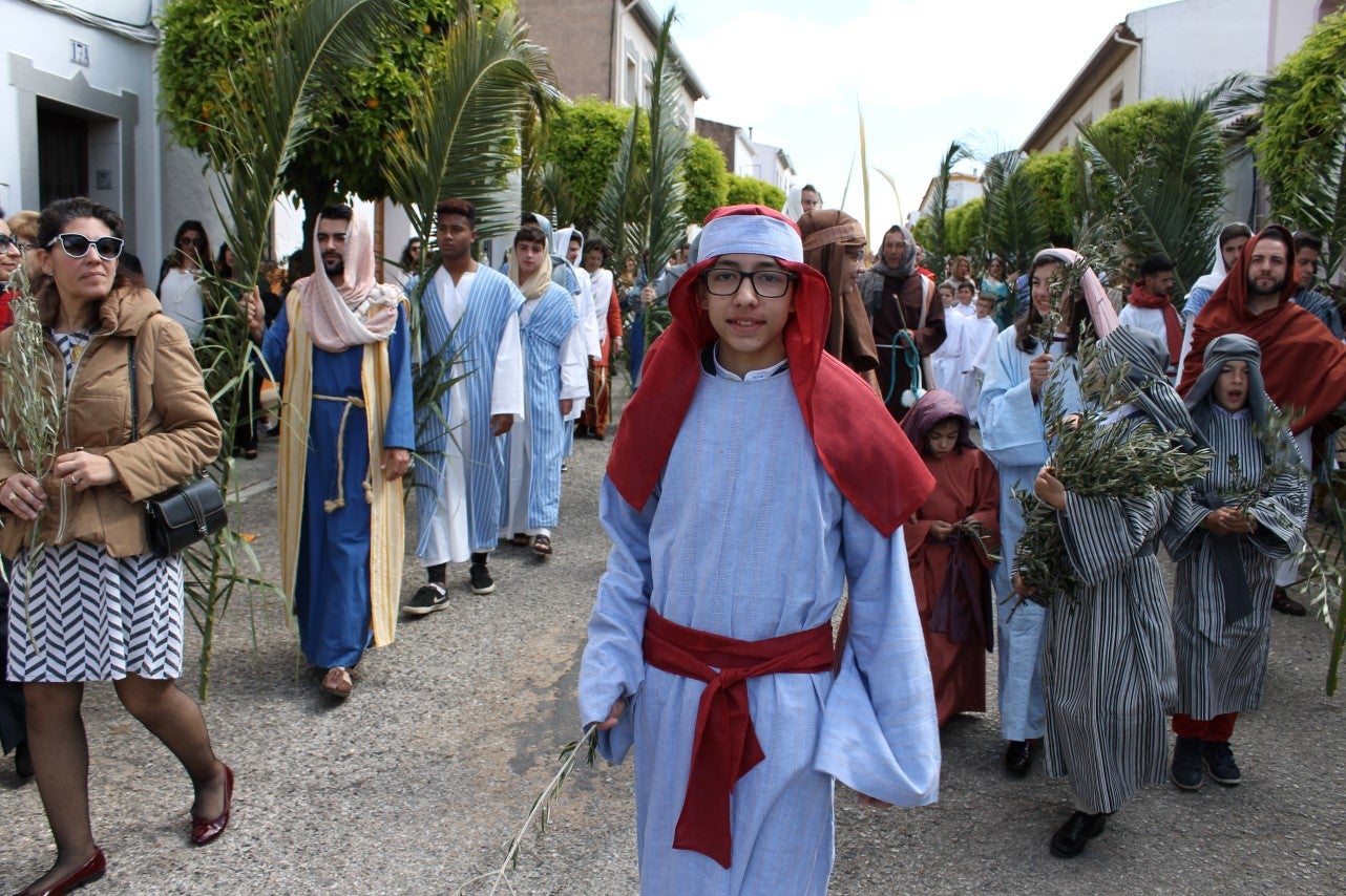 Algunas imágenes del Domingo de Ramos con la procesión de la Burrita como protagonista en el inicio de la Semana Santa en Valverde de Leganés (14-04-2019)