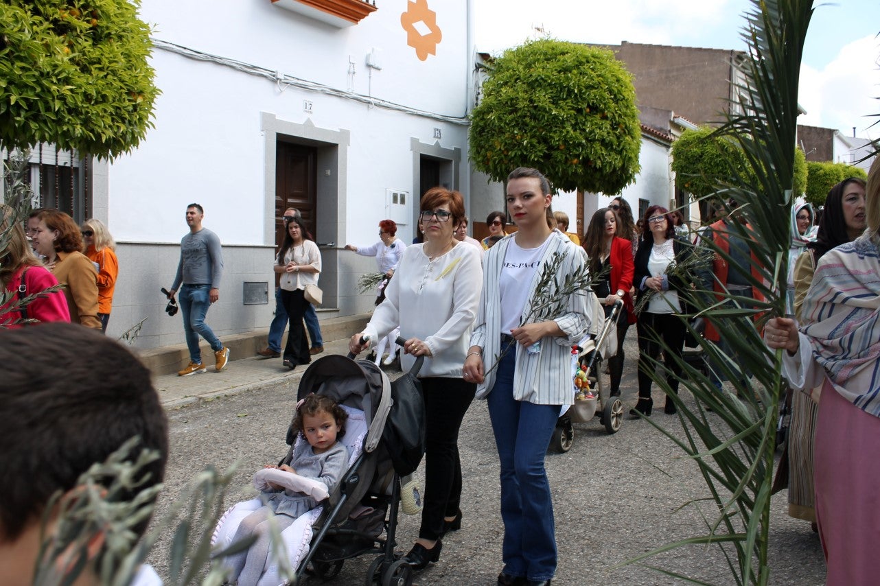 Algunas imágenes del Domingo de Ramos con la procesión de la Burrita como protagonista en el inicio de la Semana Santa en Valverde de Leganés (14-04-2019)