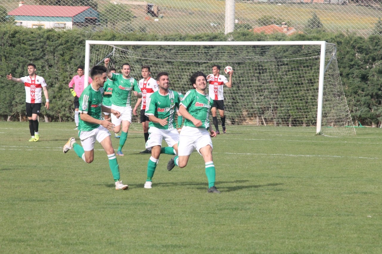 Imágenes del encuentro de la 33ª jornada de liga de la Tercera División disputado en el Municipal de San Roque y que finalizó con 2-1 (14-04-2019)