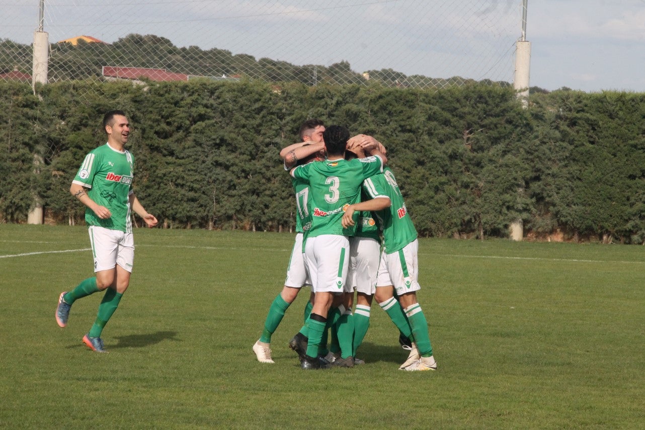 Imágenes del encuentro de la 33ª jornada de liga de la Tercera División disputado en el Municipal de San Roque y que finalizó con 2-1 (14-04-2019)