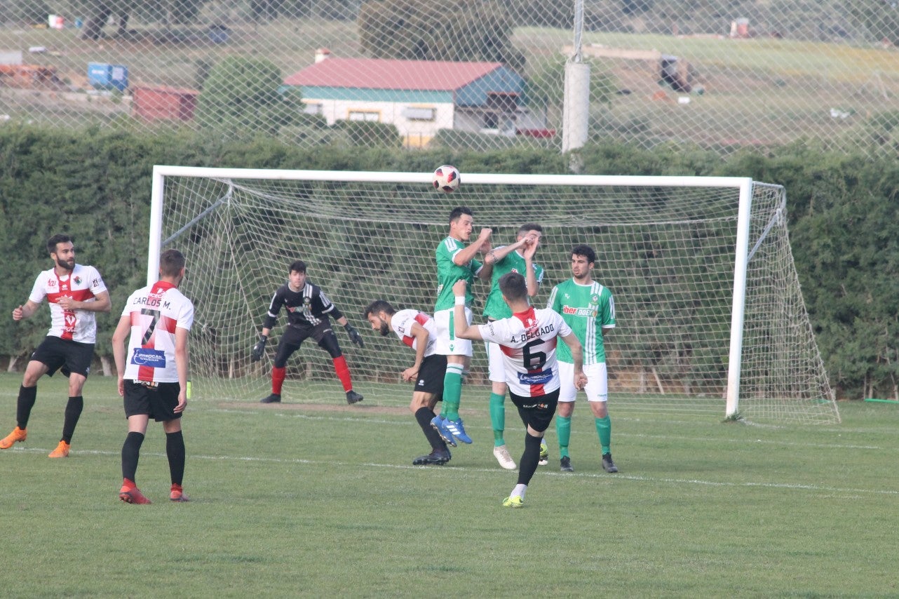 Imágenes del encuentro de la 33ª jornada de liga de la Tercera División disputado en el Municipal de San Roque y que finalizó con 2-1 (14-04-2019)