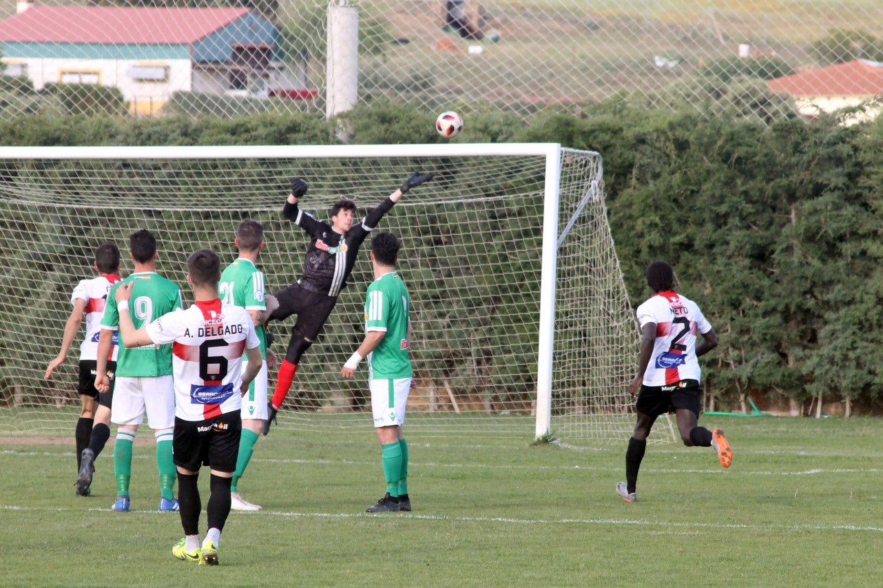 Imágenes del encuentro de la 33ª jornada de liga de la Tercera División disputado en el Municipal de San Roque y que finalizó con 2-1 (14-04-2019)