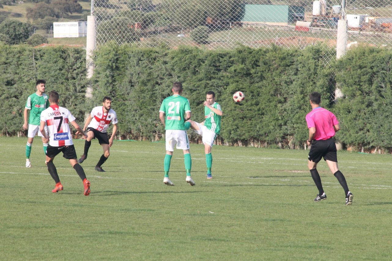 Imágenes del encuentro de la 33ª jornada de liga de la Tercera División disputado en el Municipal de San Roque y que finalizó con 2-1 (14-04-2019)