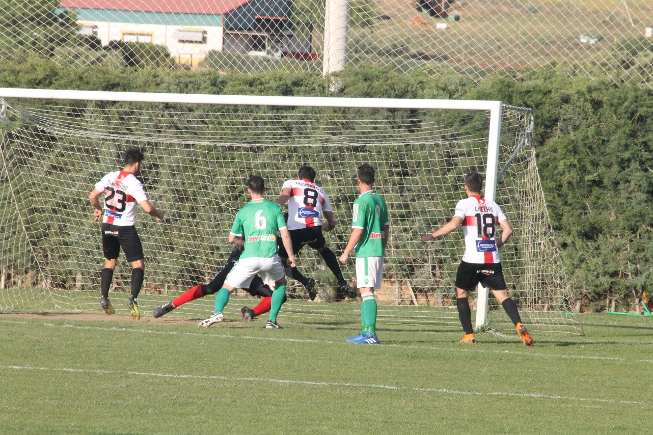 Imágenes del encuentro de la 33ª jornada de liga de la Tercera División disputado en el Municipal de San Roque y que finalizó con 2-1 (14-04-2019)