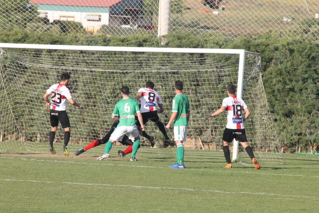 Imágenes del encuentro de la 33ª jornada de liga de la Tercera División disputado en el Municipal de San Roque y que finalizó con 2-1 (14-04-2019)