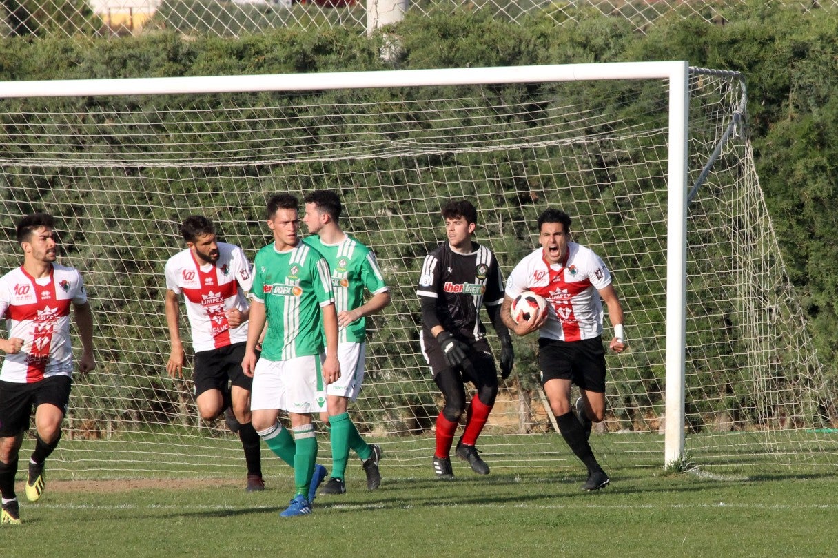Imágenes del encuentro de la 33ª jornada de liga de la Tercera División disputado en el Municipal de San Roque y que finalizó con 2-1 (14-04-2019)