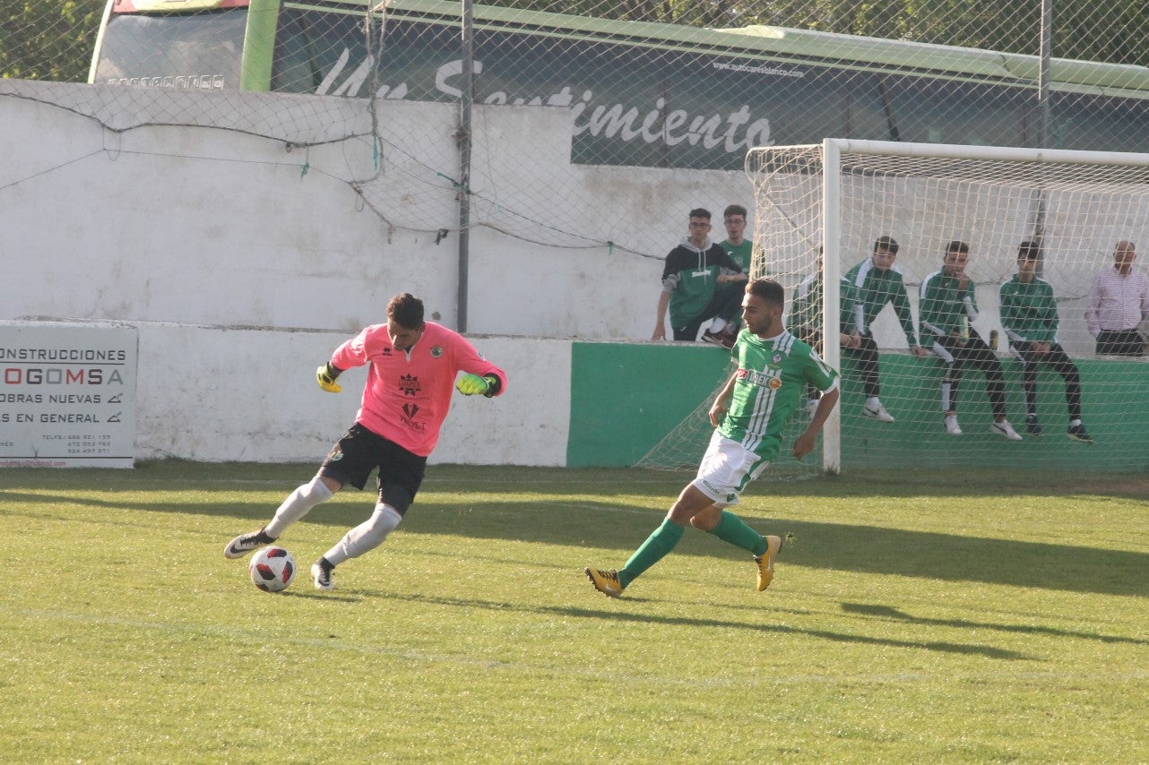 Imágenes del encuentro de la 33ª jornada de liga de la Tercera División disputado en el Municipal de San Roque y que finalizó con 2-1 (14-04-2019)