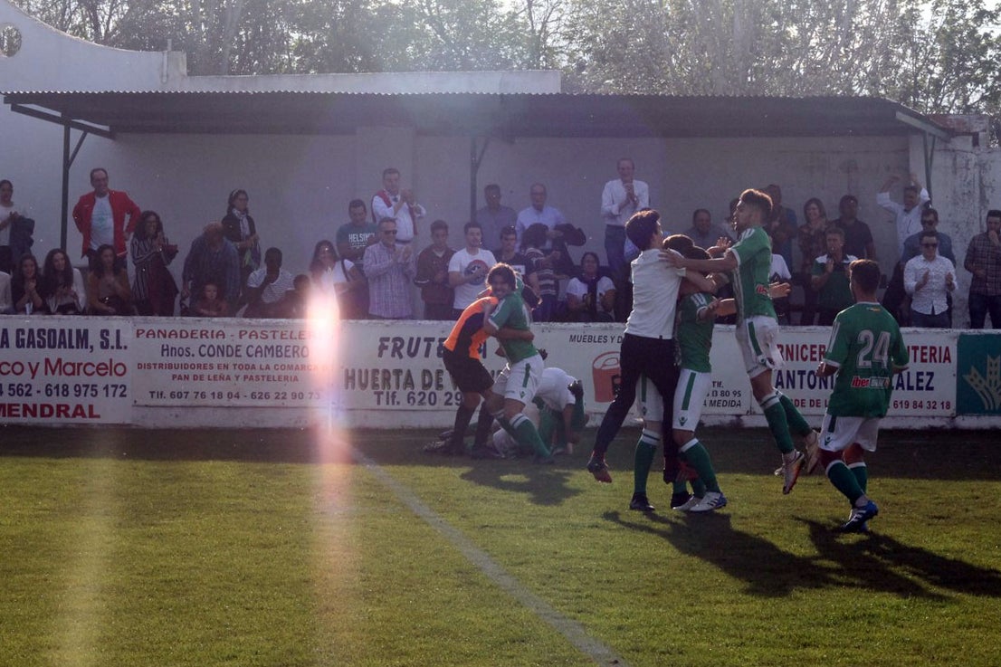 Imágenes del encuentro de la 33ª jornada de liga de la Tercera División disputado en el Municipal de San Roque y que finalizó con 2-1 (14-04-2019)