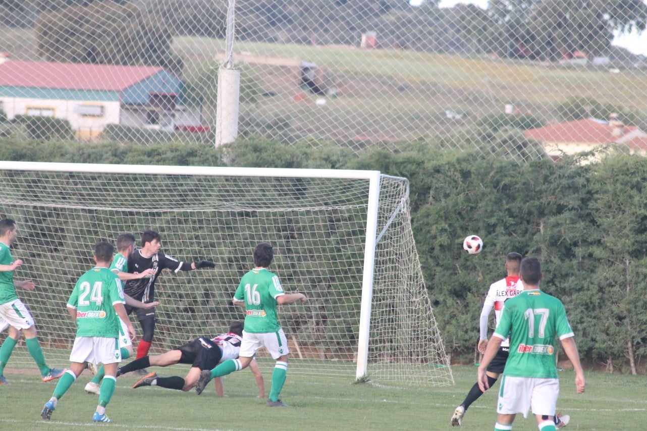 Imágenes del encuentro de la 33ª jornada de liga de la Tercera División disputado en el Municipal de San Roque y que finalizó con 2-1 (14-04-2019)