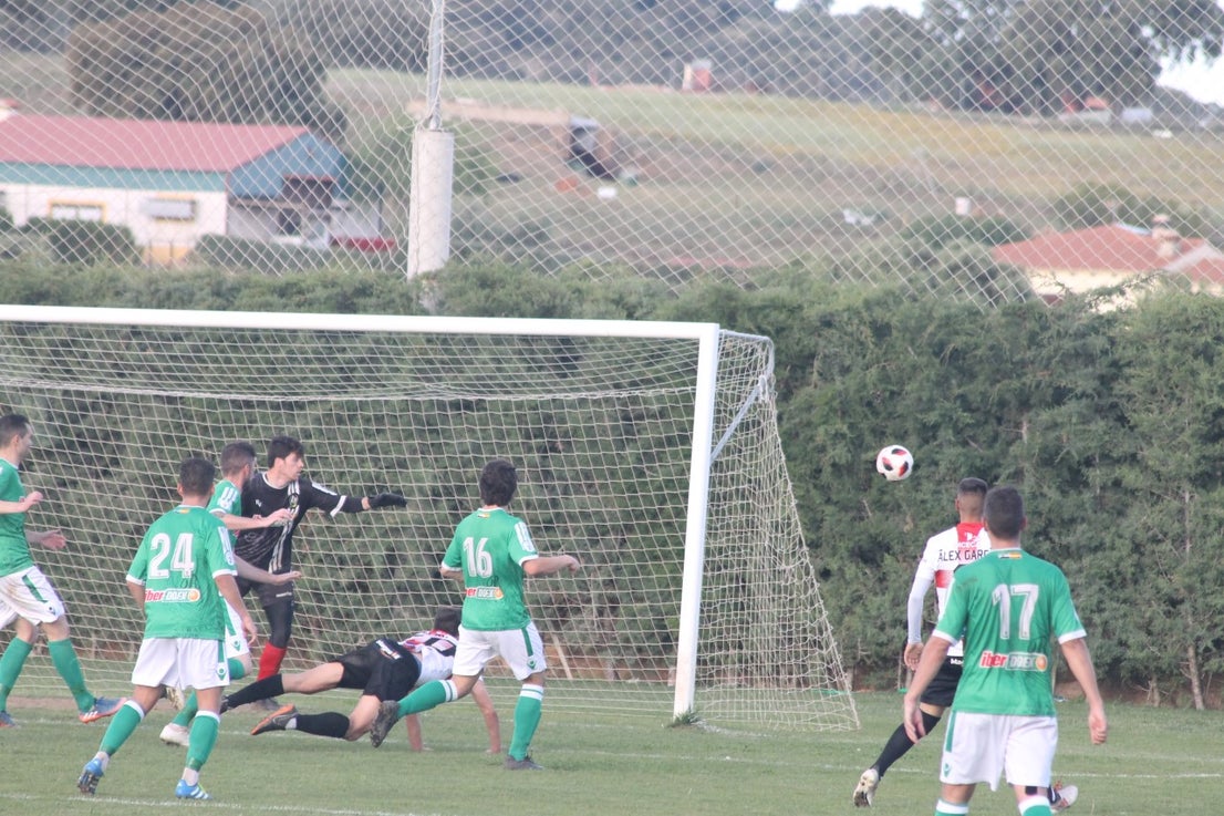 Imágenes del encuentro de la 33ª jornada de liga de la Tercera División disputado en el Municipal de San Roque y que finalizó con 2-1 (14-04-2019)