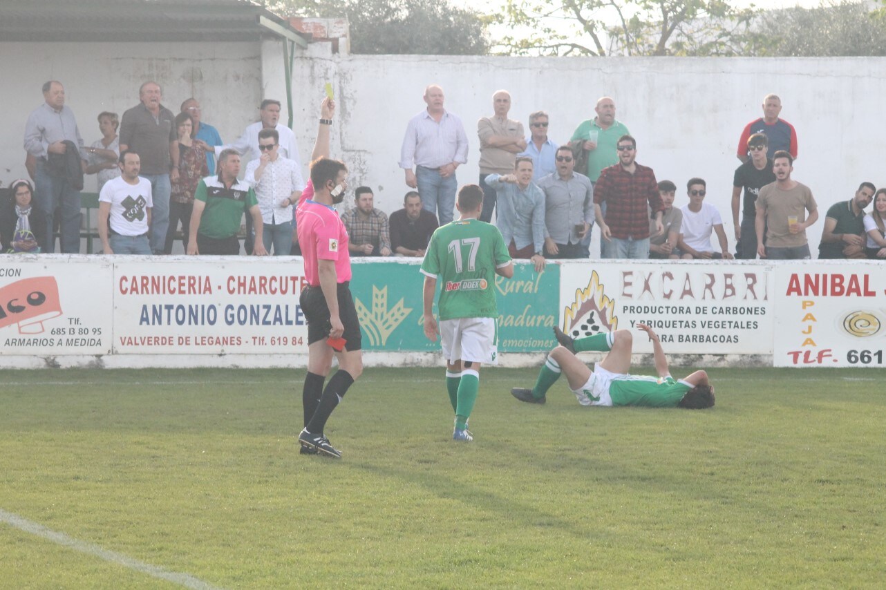 Imágenes del encuentro de la 33ª jornada de liga de la Tercera División disputado en el Municipal de San Roque y que finalizó con 2-1 (14-04-2019)