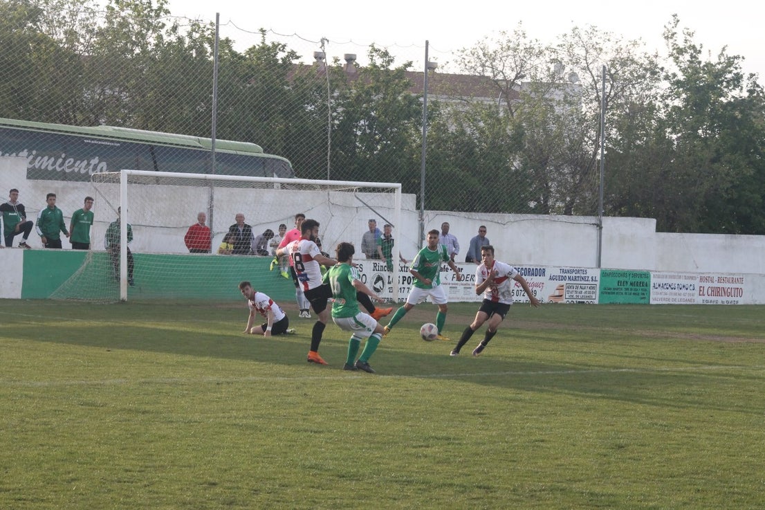 Imágenes del encuentro de la 33ª jornada de liga de la Tercera División disputado en el Municipal de San Roque y que finalizó con 2-1 (14-04-2019)