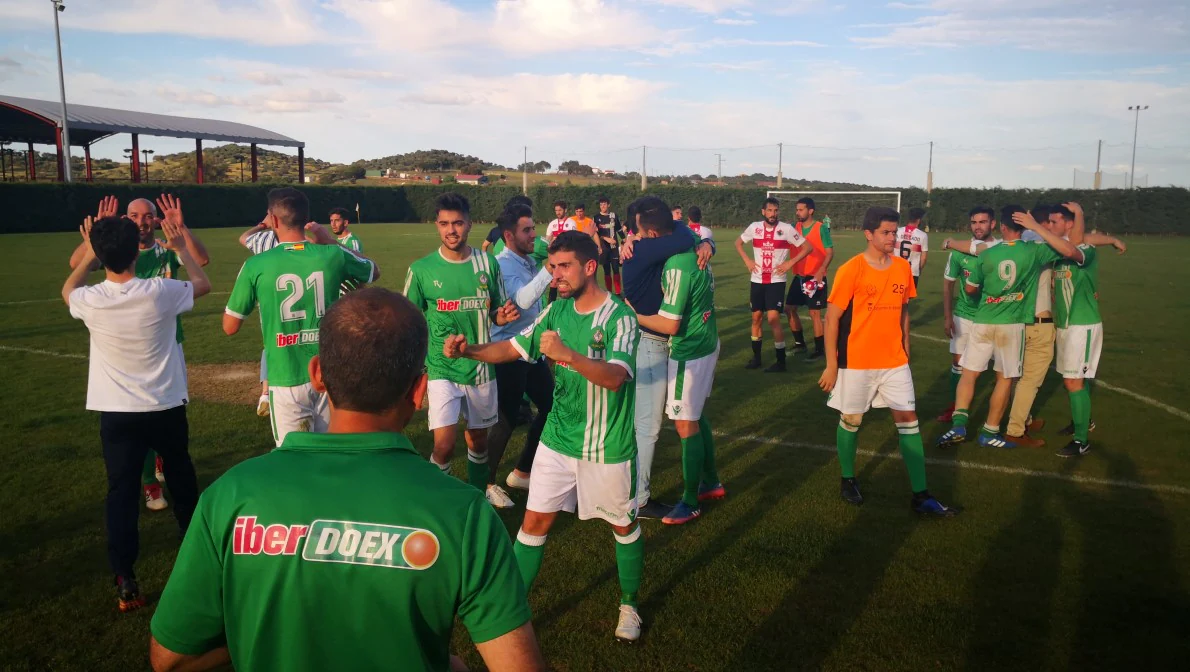 Imágenes del encuentro de la 33ª jornada de liga de la Tercera División disputado en el Municipal de San Roque y que finalizó con 2-1 (14-04-2019)