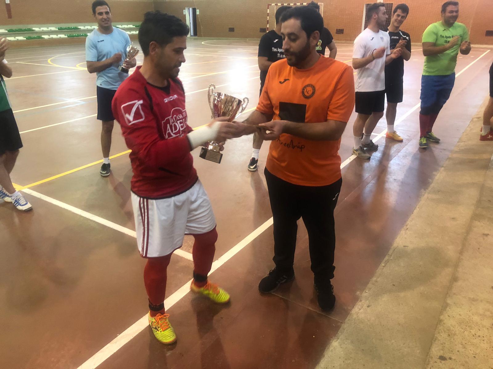 Algunas imágenes de la clausura y la entrega de trofeos de la liga de fútbol sala (13-04-2019)