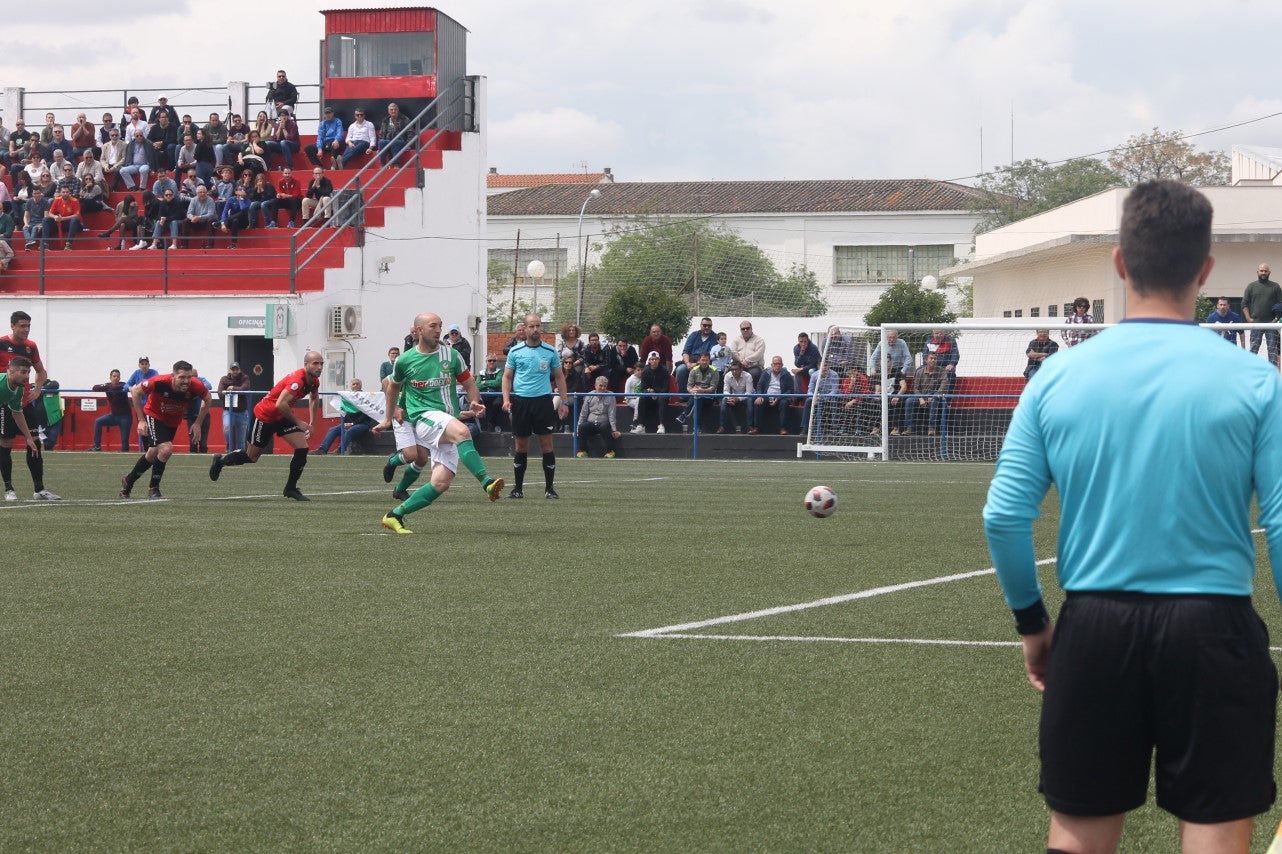 Algunas imágenes del encuentro de la 34ª jornada de Tercera División disputado en Montijo, y que finalizó con empate a uno (18-04-2019)