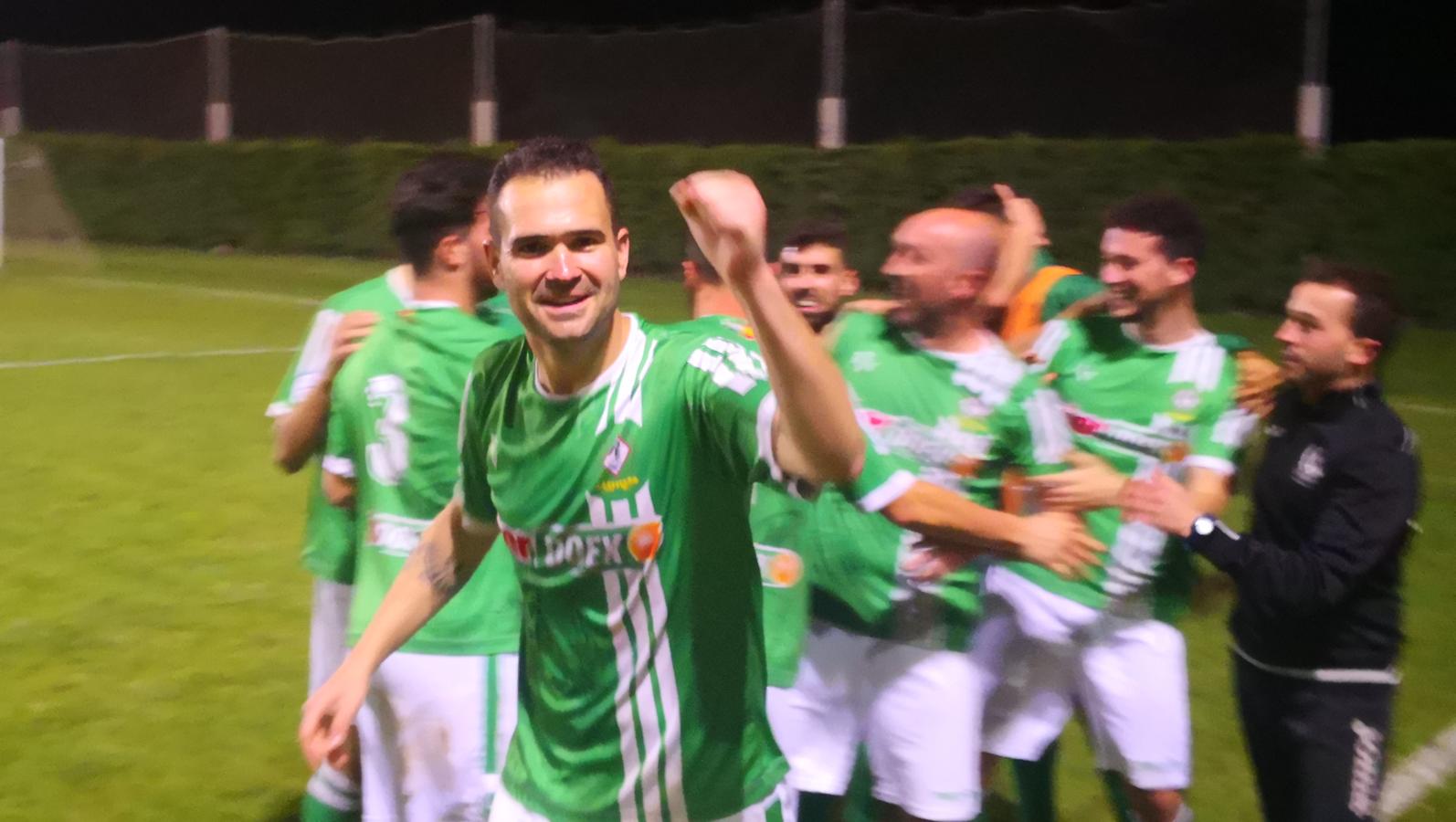 Imágenes del encuentro de la 35ª jornada de liga en Tercera División disputado en el Municipal de San Roque y que finalizó 2-1