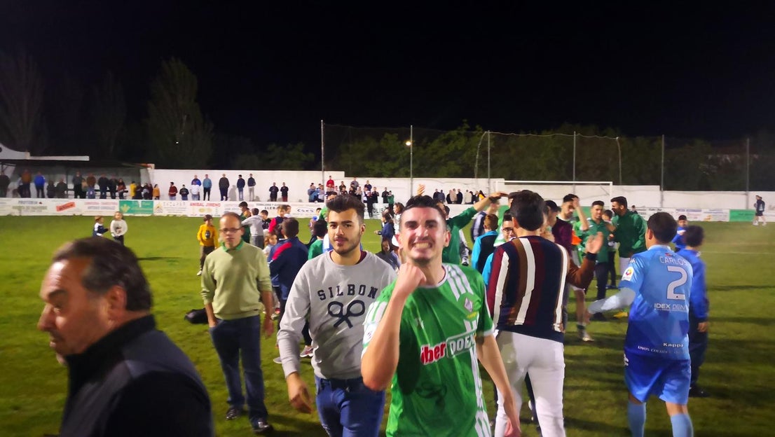 Imágenes del encuentro de la 35ª jornada de liga en Tercera División disputado en el Municipal de San Roque y que finalizó 2-1
