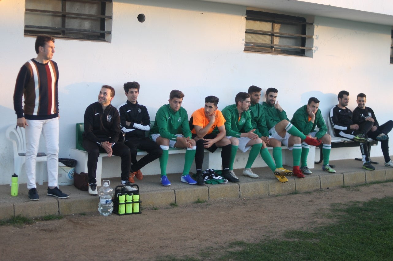 Imágenes del encuentro de la 35ª jornada de liga en Tercera División disputado en el Municipal de San Roque y que finalizó 2-1