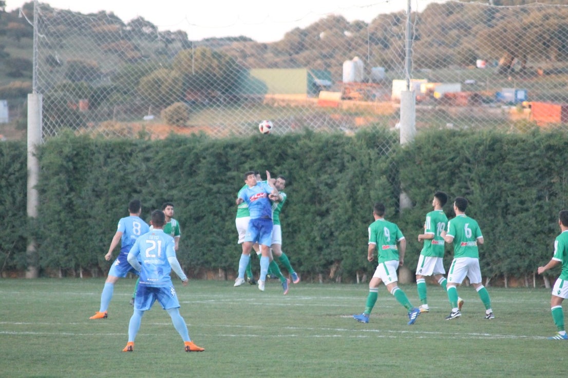 Imágenes del encuentro de la 35ª jornada de liga en Tercera División disputado en el Municipal de San Roque y que finalizó 2-1