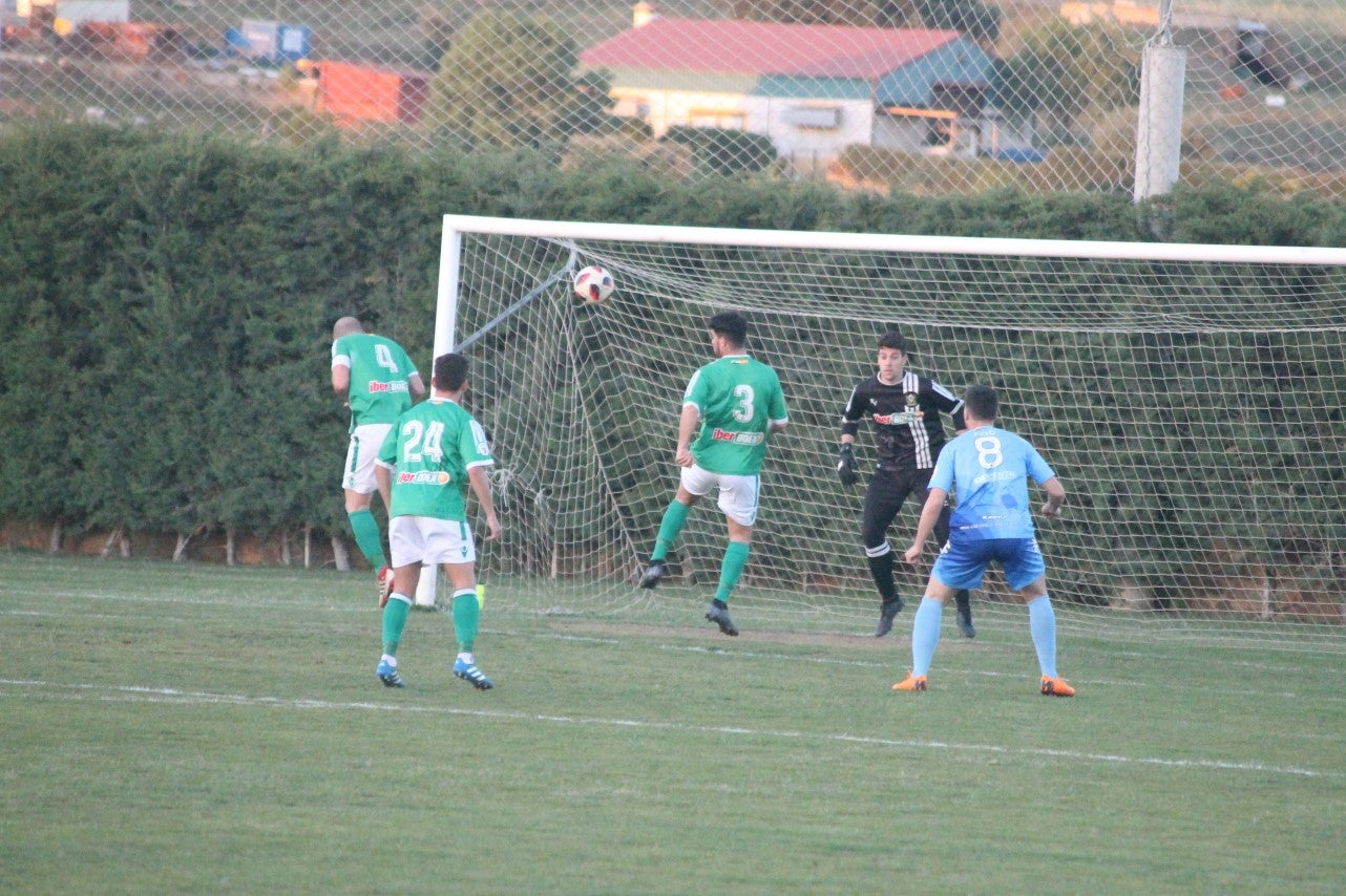 Imágenes del encuentro de la 35ª jornada de liga en Tercera División disputado en el Municipal de San Roque y que finalizó 2-1