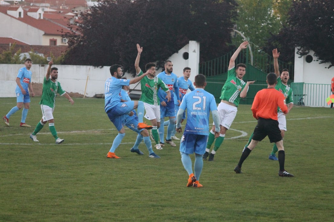 Imágenes del encuentro de la 35ª jornada de liga en Tercera División disputado en el Municipal de San Roque y que finalizó 2-1