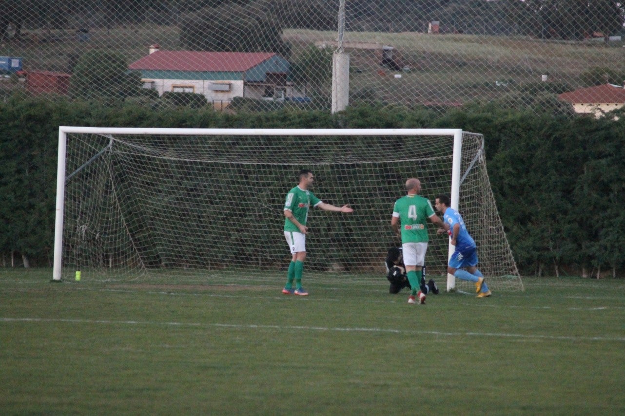 Imágenes del encuentro de la 35ª jornada de liga en Tercera División disputado en el Municipal de San Roque y que finalizó 2-1