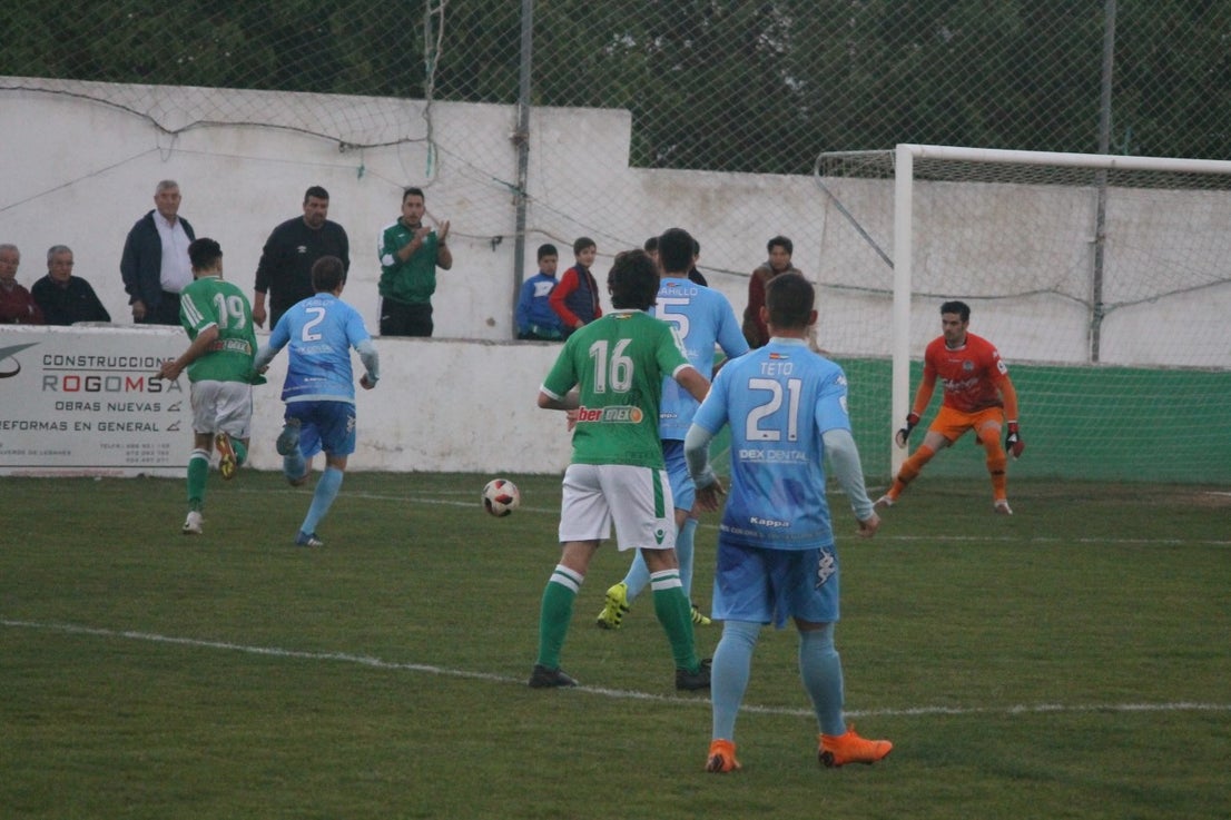 Imágenes del encuentro de la 35ª jornada de liga en Tercera División disputado en el Municipal de San Roque y que finalizó 2-1