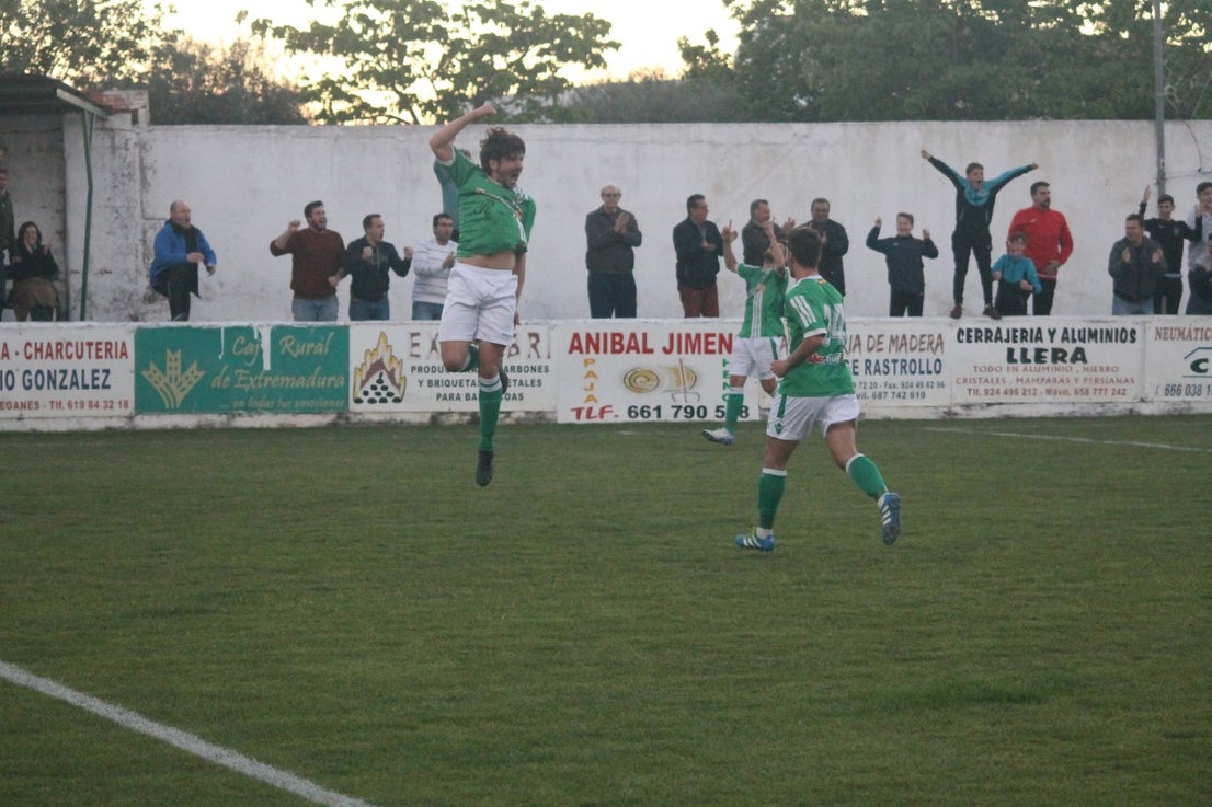 Imágenes del encuentro de la 35ª jornada de liga en Tercera División disputado en el Municipal de San Roque y que finalizó 2-1