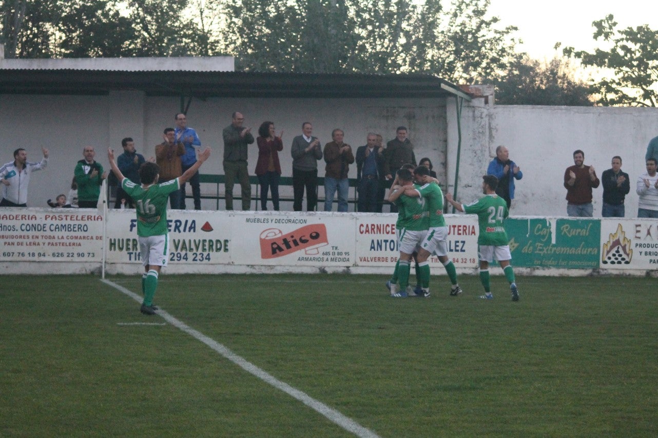 Imágenes del encuentro de la 35ª jornada de liga en Tercera División disputado en el Municipal de San Roque y que finalizó 2-1