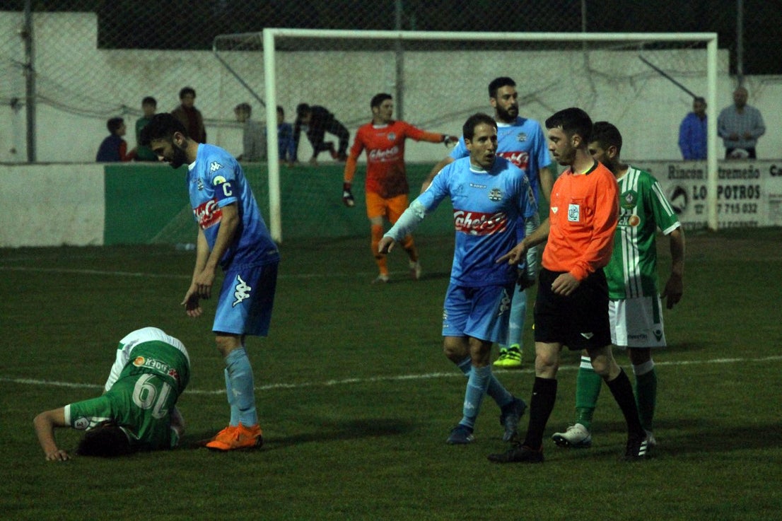 Imágenes del encuentro de la 35ª jornada de liga en Tercera División disputado en el Municipal de San Roque y que finalizó 2-1