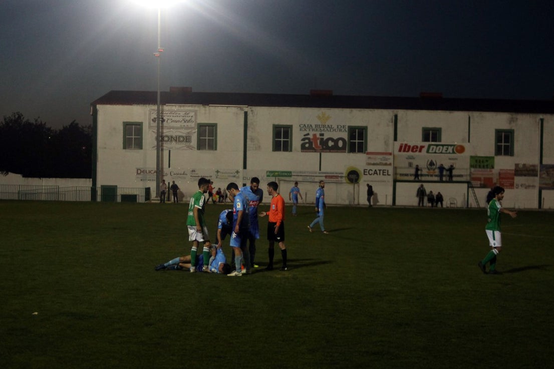 Imágenes del encuentro de la 35ª jornada de liga en Tercera División disputado en el Municipal de San Roque y que finalizó 2-1