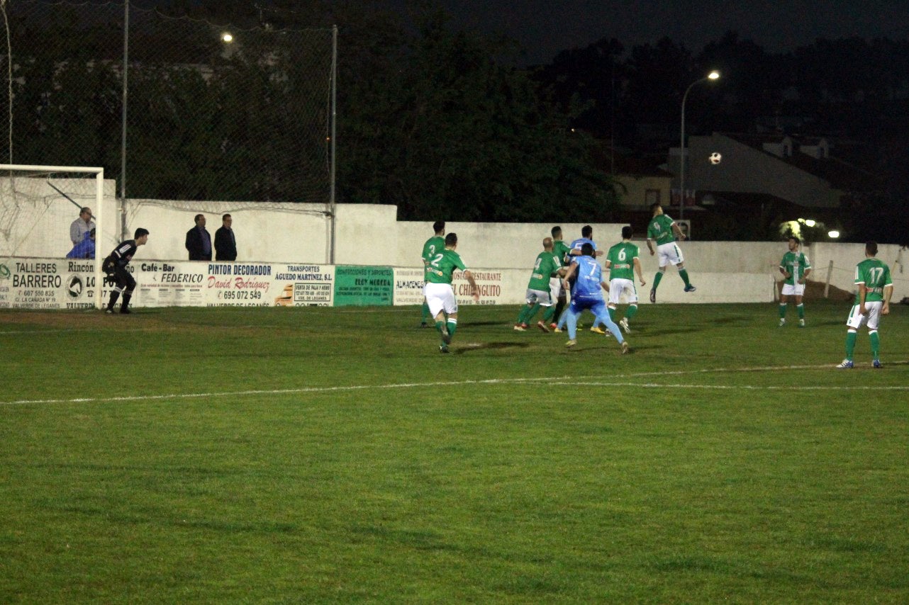 Imágenes del encuentro de la 35ª jornada de liga en Tercera División disputado en el Municipal de San Roque y que finalizó 2-1