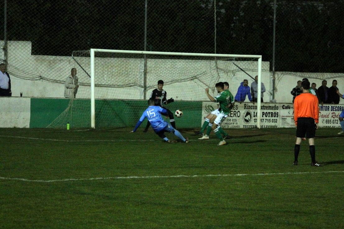 Imágenes del encuentro de la 35ª jornada de liga en Tercera División disputado en el Municipal de San Roque y que finalizó 2-1