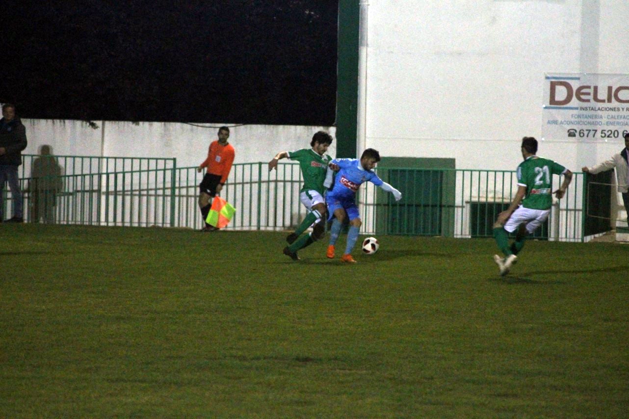 Imágenes del encuentro de la 35ª jornada de liga en Tercera División disputado en el Municipal de San Roque y que finalizó 2-1