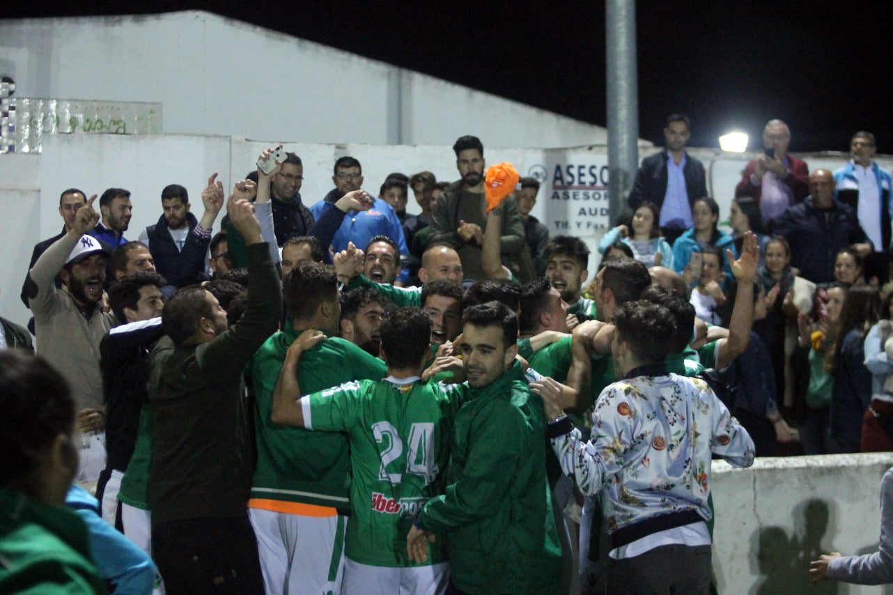 Imágenes del encuentro de la 35ª jornada de liga en Tercera División disputado en el Municipal de San Roque y que finalizó 2-1