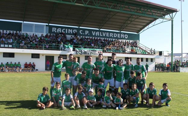 Foto de familia entre jugadores y pequeños aficionados