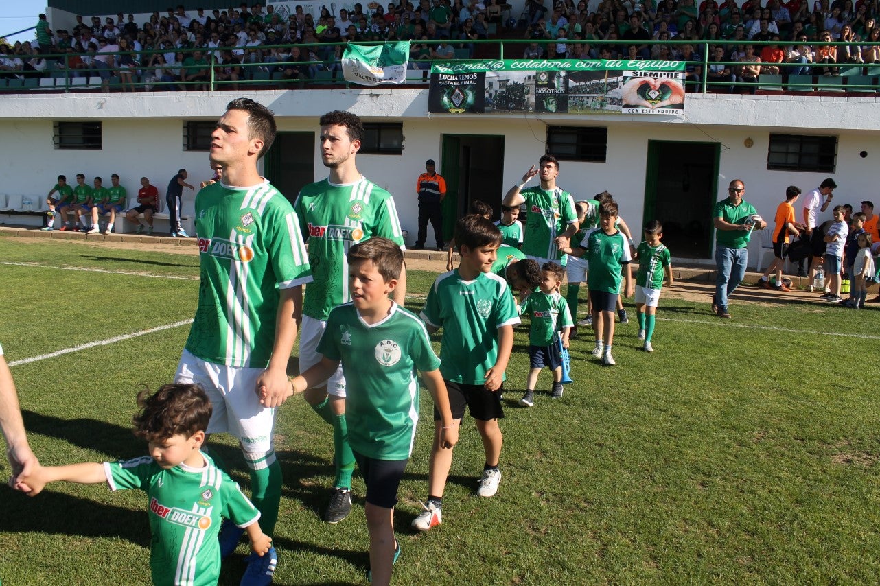 Imágenes del encuentro de la 37ª jornada de liga de Tercera División disputado en el Municipal de San Roque y que terminó 0-2 (12-05-2019)