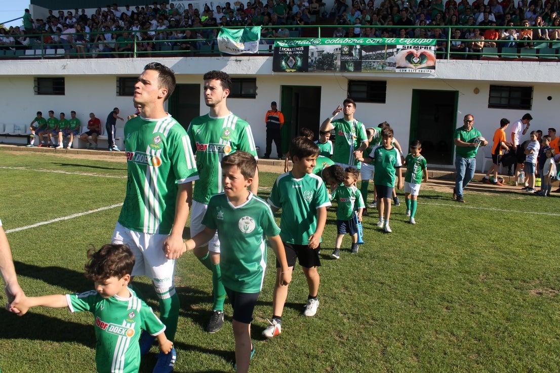 Imágenes del encuentro de la 37ª jornada de liga de Tercera División disputado en el Municipal de San Roque y que terminó 0-2 (12-05-2019)