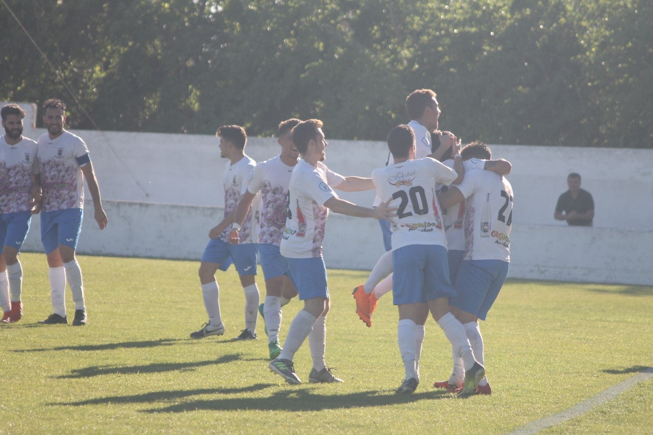 Imágenes del encuentro de la 37ª jornada de liga de Tercera División disputado en el Municipal de San Roque y que terminó 0-2 (12-05-2019)