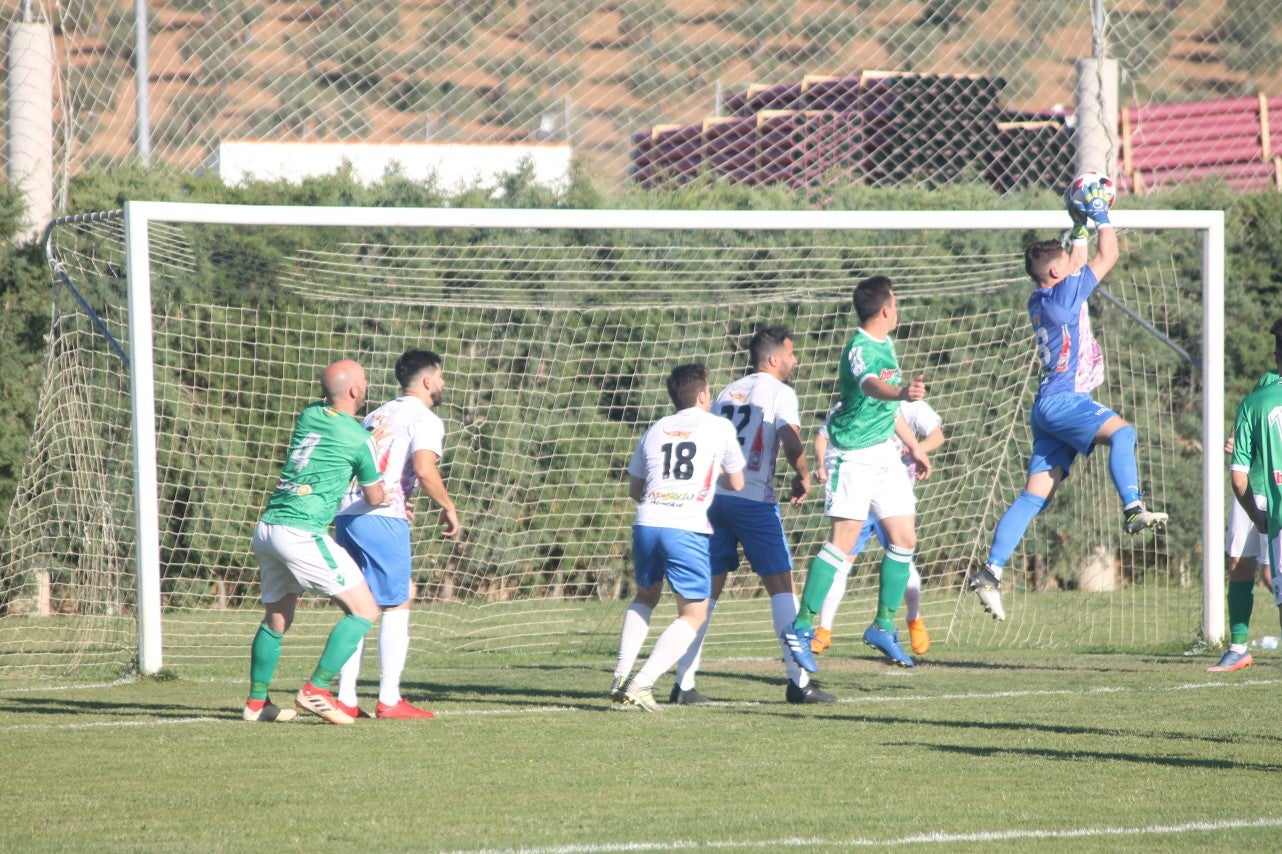 Imágenes del encuentro de la 37ª jornada de liga de Tercera División disputado en el Municipal de San Roque y que terminó 0-2 (12-05-2019)