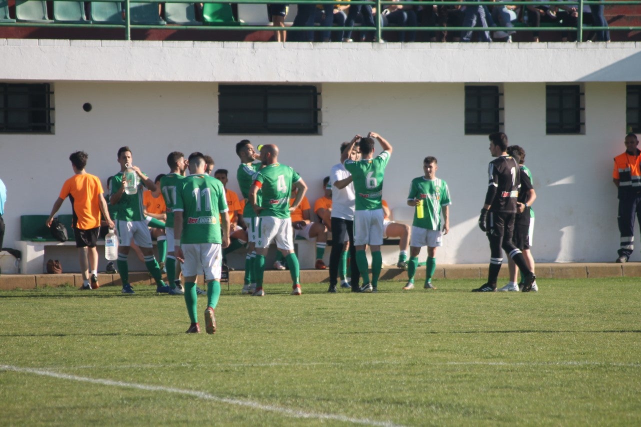 Imágenes del encuentro de la 37ª jornada de liga de Tercera División disputado en el Municipal de San Roque y que terminó 0-2 (12-05-2019)