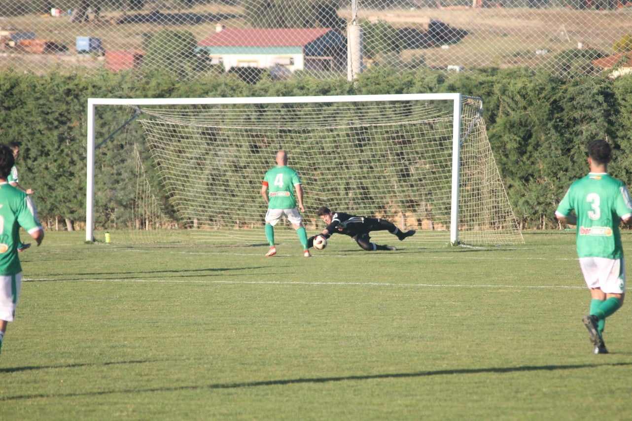 Imágenes del encuentro de la 37ª jornada de liga de Tercera División disputado en el Municipal de San Roque y que terminó 0-2 (12-05-2019)