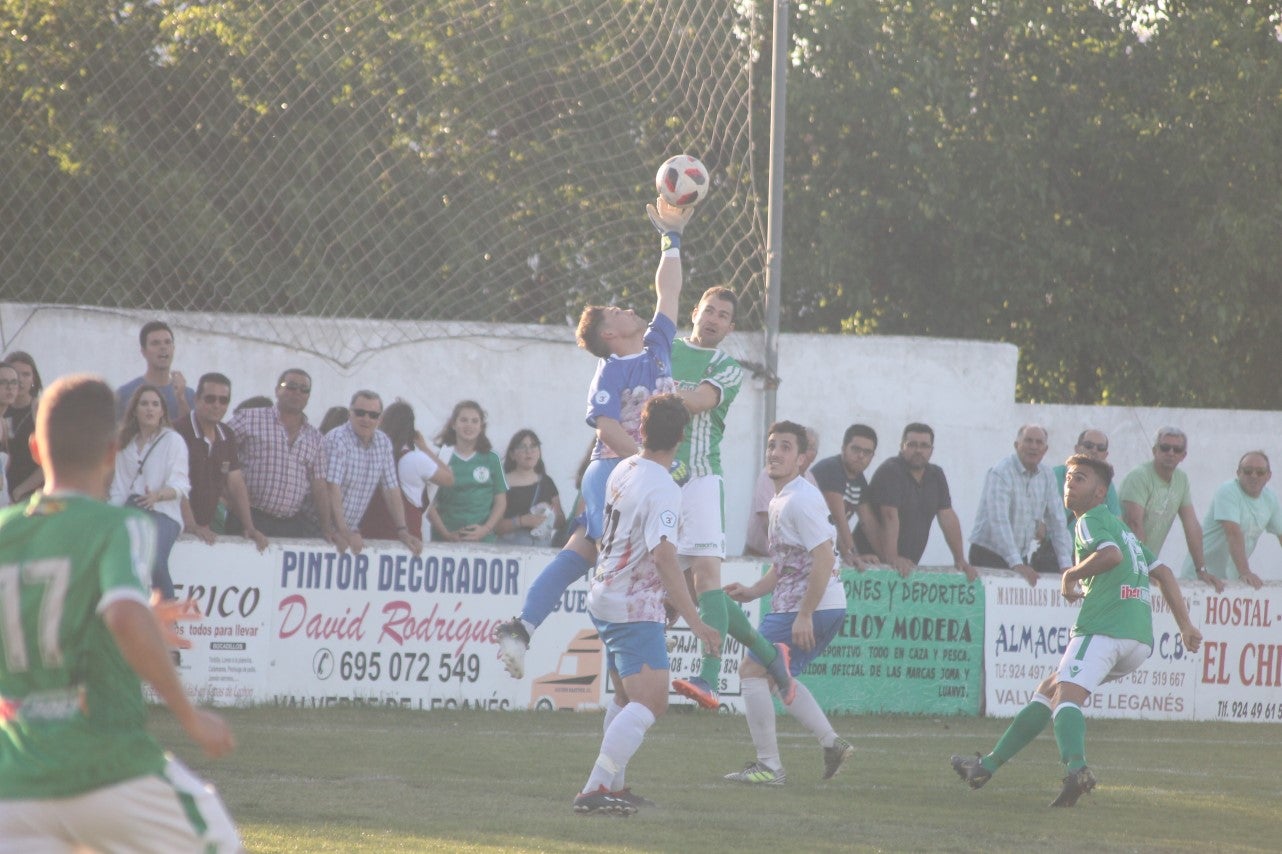Imágenes del encuentro de la 37ª jornada de liga de Tercera División disputado en el Municipal de San Roque y que terminó 0-2 (12-05-2019)